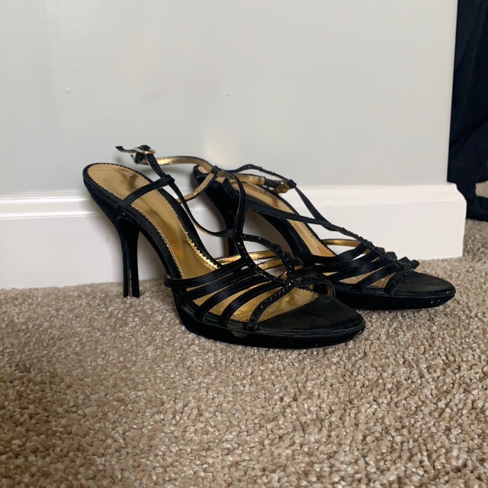 I’m selling a pair of Black and Gold - Touch of Nina - US size 5 - 3 in heels